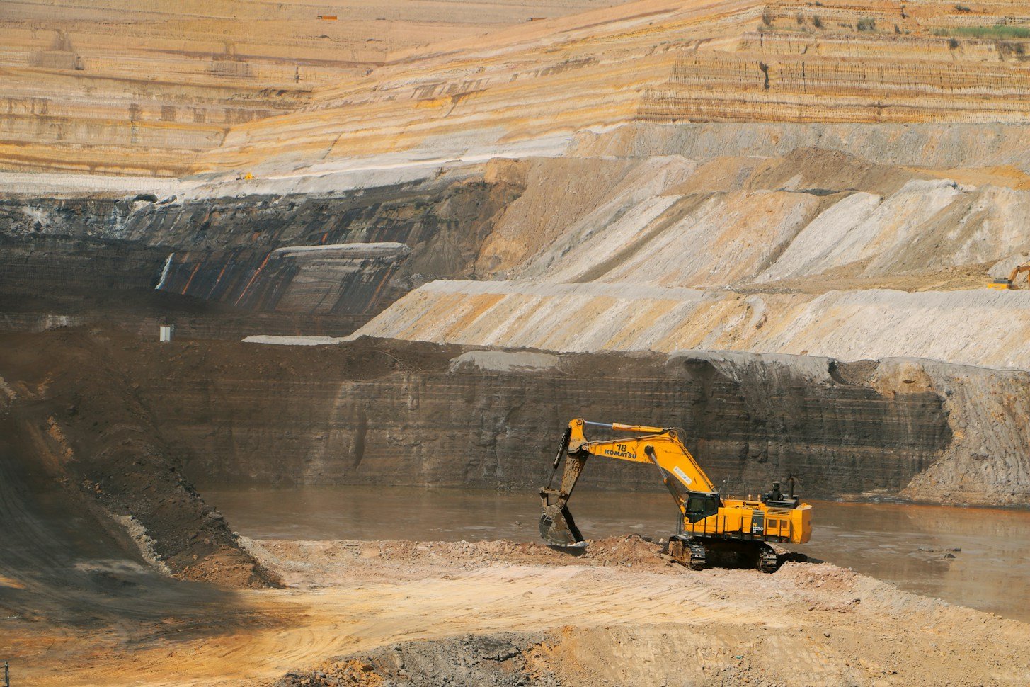 Ekskavator di lokasi Project Maleo